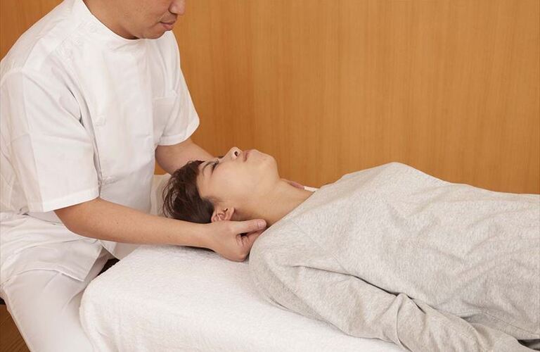 美しい顔と健康な頸椎を取り戻す